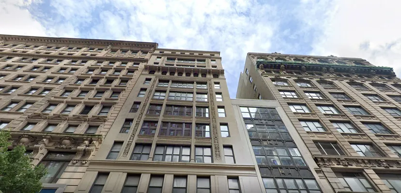 Gli edifici della Winchendon School a New York City mostrano un'architettura ricca di dettagli sotto un cielo nuvoloso.