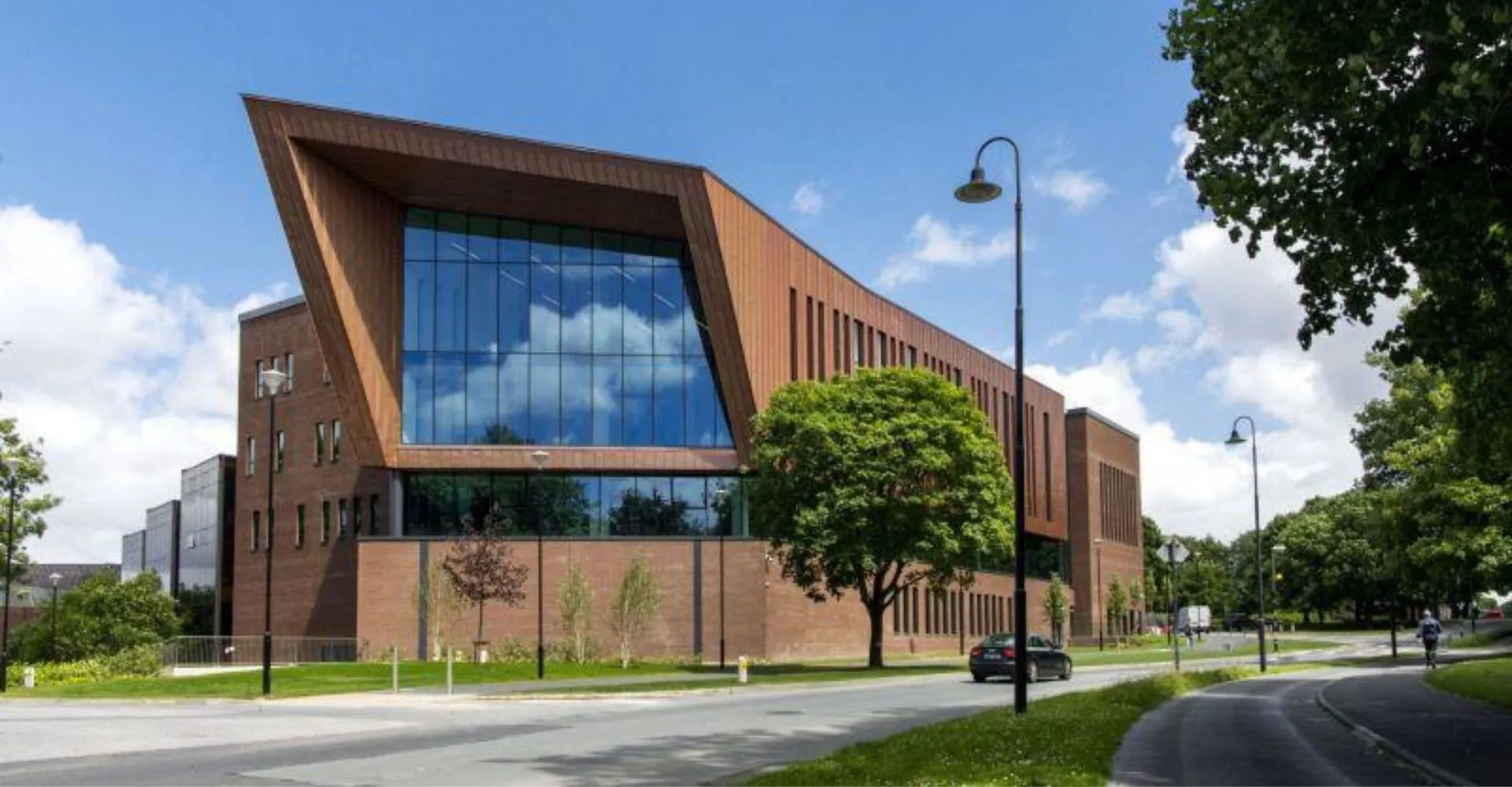 L'edificio moderno a più piani nel campus della University of Limerick si trova in un'area verde ben curata con un sentiero pavimentato.