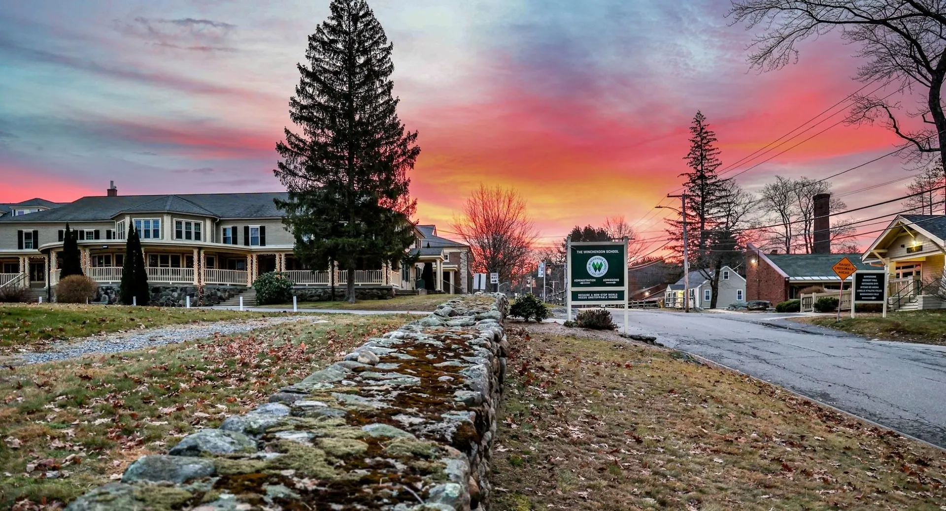 Vista su una piccola strada al tramonto con case vicine alla Winchendon School in Massachusetts.
