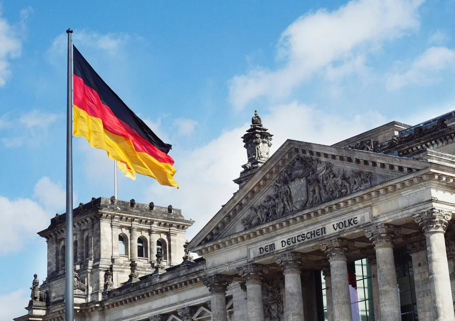 Bandiera della Germania davanti al Reichstag di Berlino