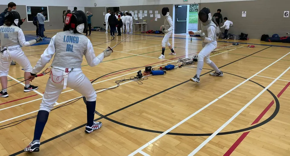 Studenti della Loreto Abbey Secondary School partecipano a una gara di scherma nella palestra.
