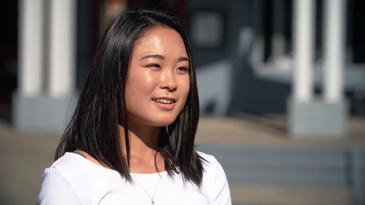 Schülerin aus Japan im Gespräch auf dem Schulgelände in Victoria