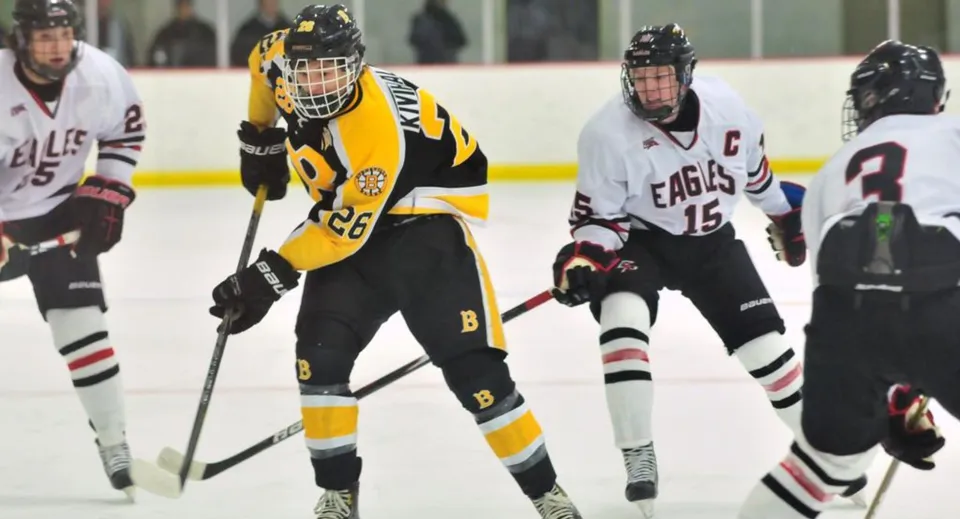 Studenti della Matthew Halton High School giocano una partita di hockey sulla pista da ghiaccio davanti al pubblico.