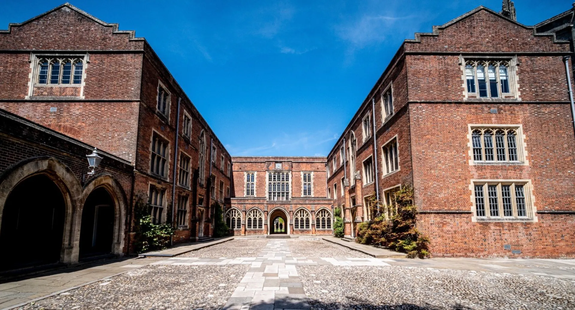 Il cortile in mattoni con un portale e grandi edifici a più piani si trova all'interno del campus del Winchester College.