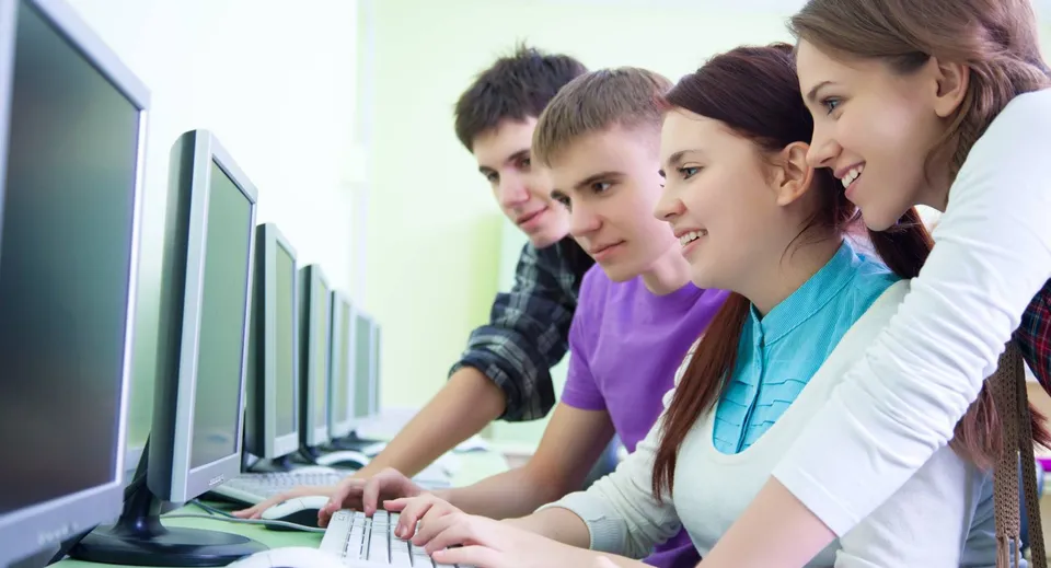 Studenti durante la lezione di informatica nel campus dell'Elphin Community College concentrati sui loro schermi.