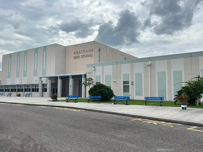 L'edificio scolastico a più piani della Heritage High School con la scritta sulla facciata sotto un cielo nuvoloso.