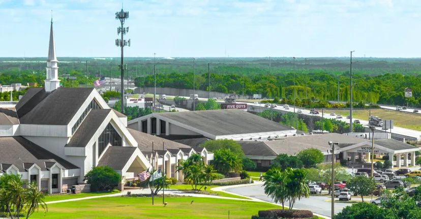 Vista sulla città con una chiesa caratteristica e una strada animata vicino alla Victory Christian Academy.