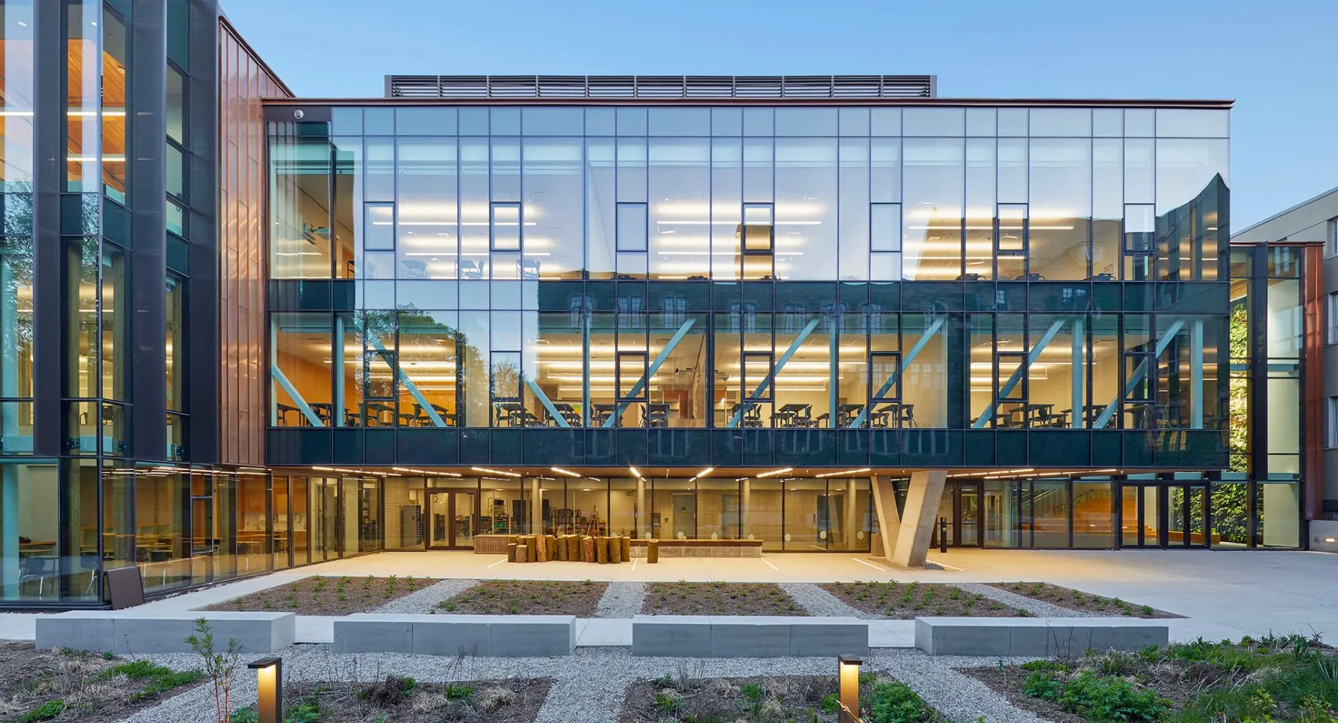 L'edificio moderno a più piani in vetro e acciaio con cortile interno dell'Havergal College sotto un cielo azzurro limpido.