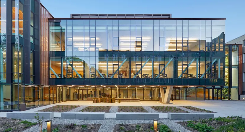 L'edificio moderno a più piani in vetro e acciaio con cortile interno dell'Havergal College sotto un cielo azzurro limpido.