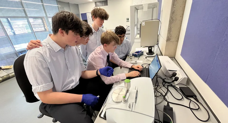 Un gruppo di studenti della Abingdon School lavora insieme a una postazione computer.