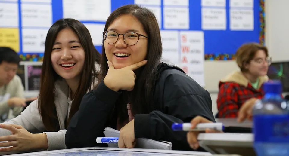 Due studentesse interagiscono in classe sul campus della Bakersfield Christian School.