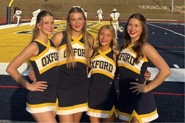 vier Schülerinnen USA Cheerleading