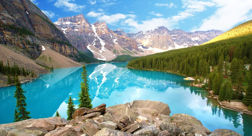 Un lago alpino con acque turchesi e montagne innevate nei dintorni della St. George’s School.