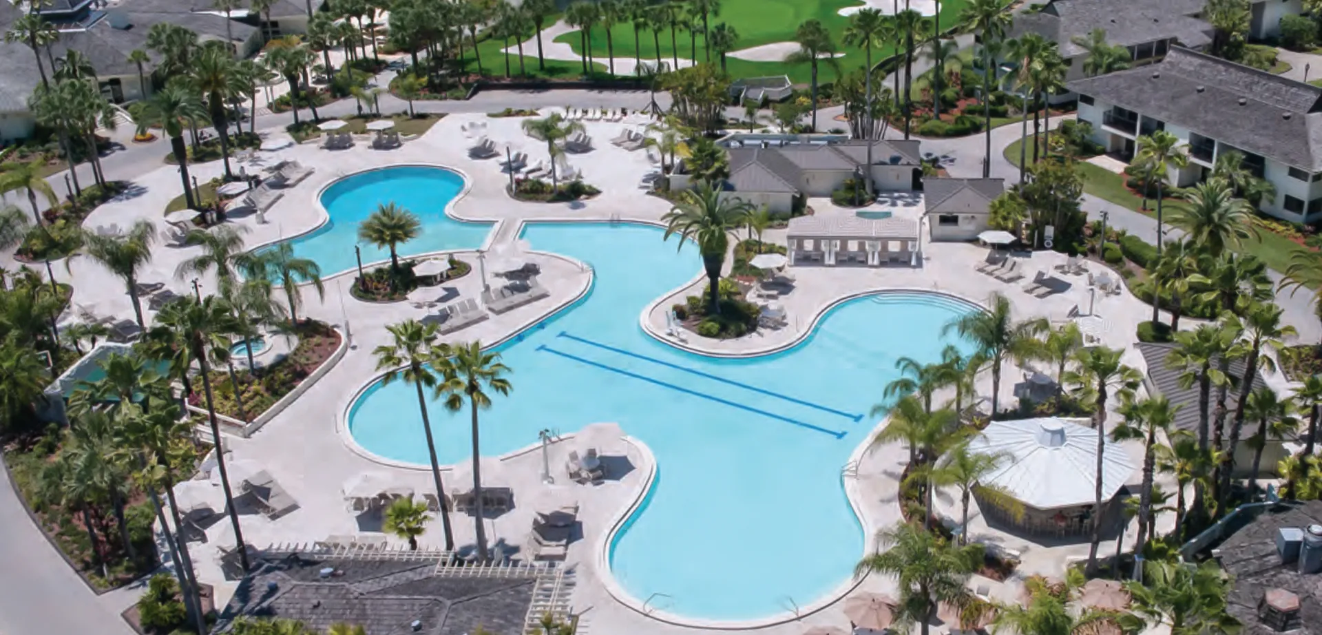 L'ampia area piscina con palme ed edifici nel campus della Saddlebrook Preparatory School.