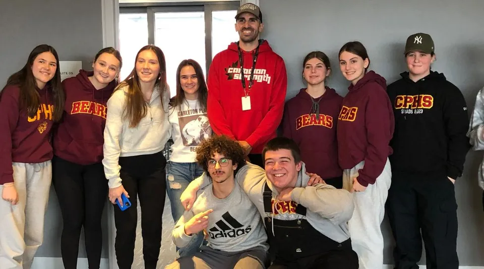 Un gruppo di studenti della Carleton Place High School posa in un'aula.