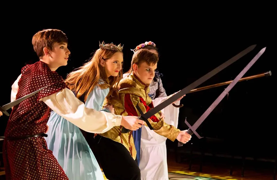 Studenti della American Heritage Academy indossano costumi medievali e mettono in scena uno spettacolo teatrale con spade.