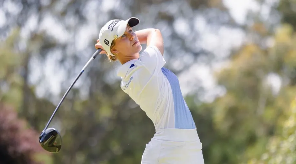 Uno studente della James Nash State High School colpisce una pallina da golf sul verde del campo da golf.