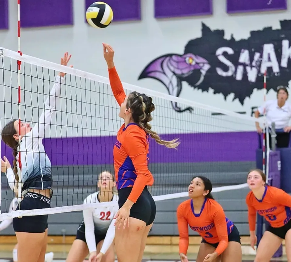 Una giocatrice di pallavolo della North Canyon High School colpisce la palla vicino alla rete durante una partita.