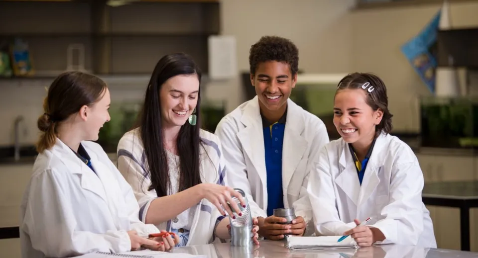 Quattro studenti nel laboratorio del Nambour State College svolgono insieme un esperimento.