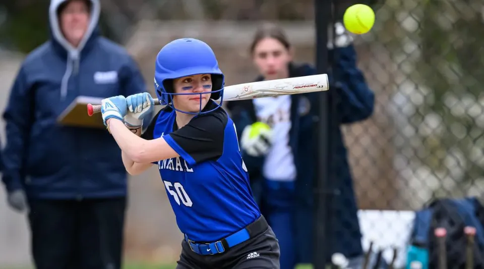 Uno studente della Dana Hall School tiene in mano una mazza da baseball e si prepara a battere.