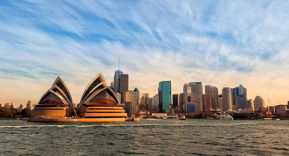 Vista sulla Sydney Opera House con lo skyline sullo sfondo, scattata nei pressi della Mitcham Girls High School.