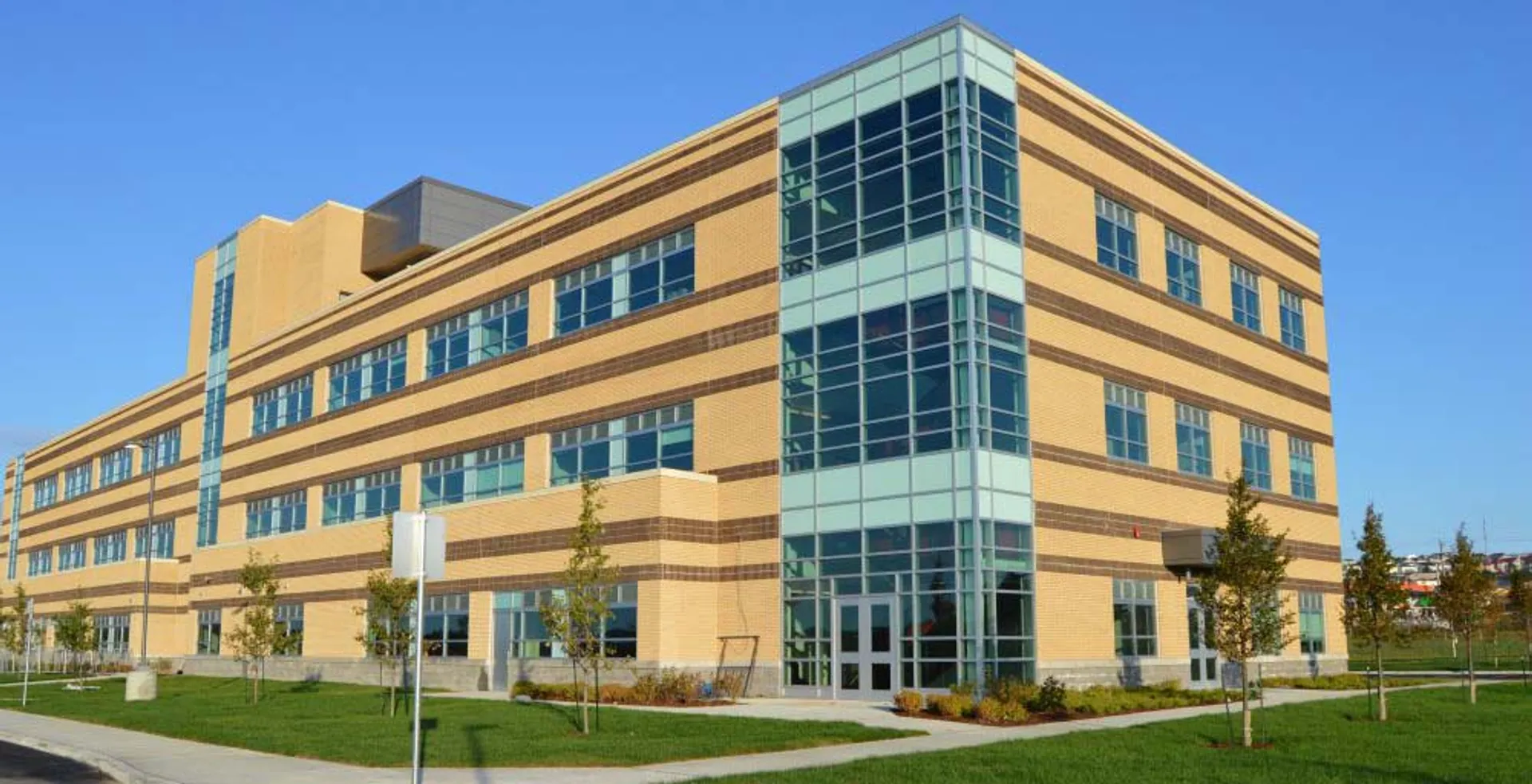 L'edificio moderno a più piani della Waterford Valley High School è circondato da prati e alberi.