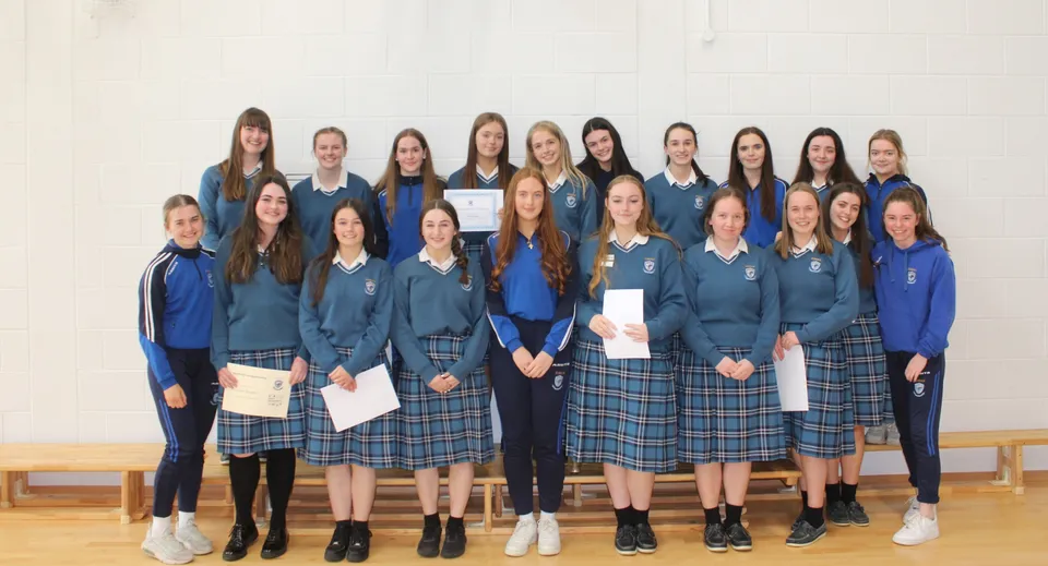 Un gruppo di giovani studentesse si trova in un'aula nel campus della Eureka Secondary School.