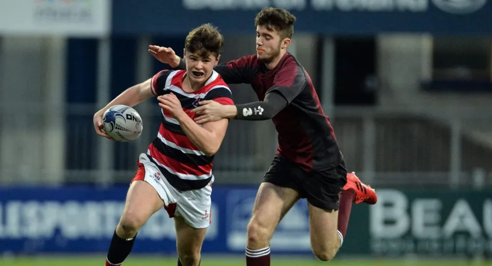 Due giocatori di rugby del Franciscan College Gormanston lottano per il possesso palla sul campo da gioco.