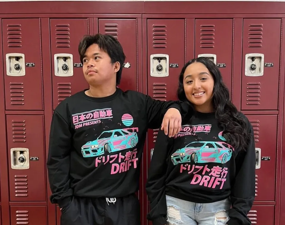 Due studenti sono in piedi davanti ad armadietti rossi nel campus della Torrance High School.
