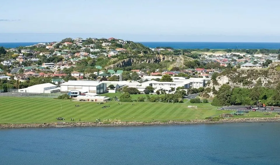 Vista sulla città costiera con un campo verde e il mare sullo sfondo vicino alla Gisborne Girls' High School.