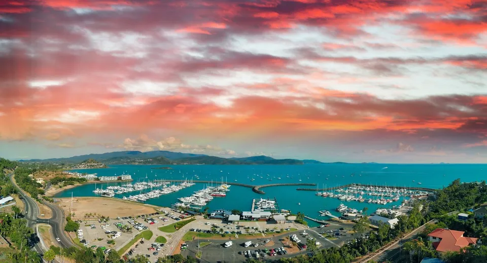 Vista aerea di un porto costiero con montagne sullo sfondo al tramonto vicino al Caloundra Christian College.