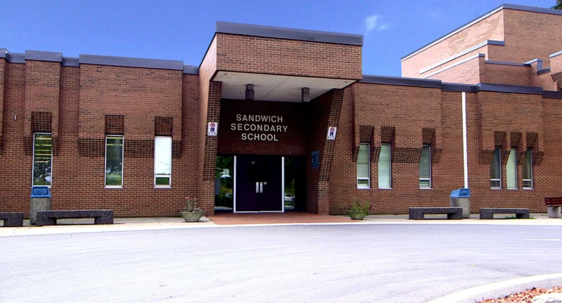 L'edificio in mattoni della Sandwich Secondary School sotto un cielo blu limpido.