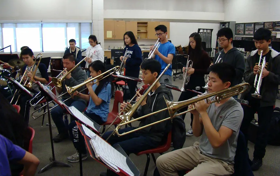 Studenti del Dr. Norman Bethune Collegiate Institute suonano ottoni durante la lezione di musica.