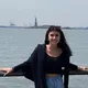 Studentessa sorride davanti alla Statua della Libertà a New York durante uno scambio negli USA