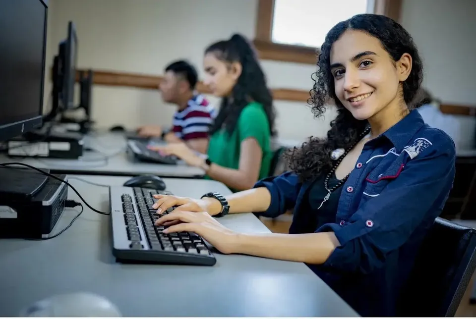 Un gruppo di studenti lavora insieme ai computer nel laboratorio del Braemar College.