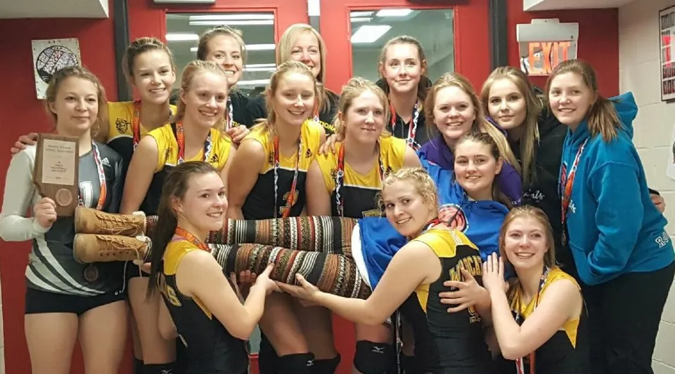 Un gruppo di giovani donne in abbigliamento sportivo si raccoglie nello spogliatoio della Viking School.
