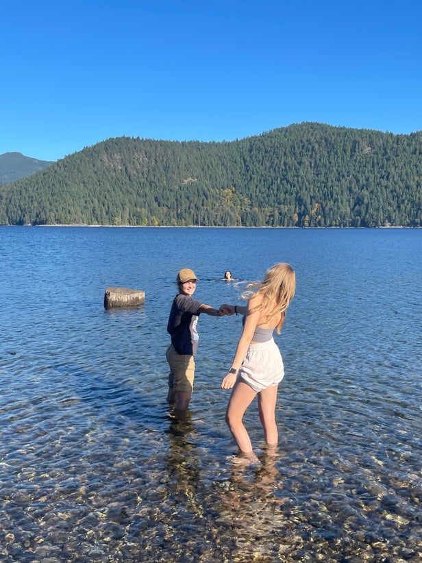 Studenti in un lago di montagna limpido in una giornata di sole
