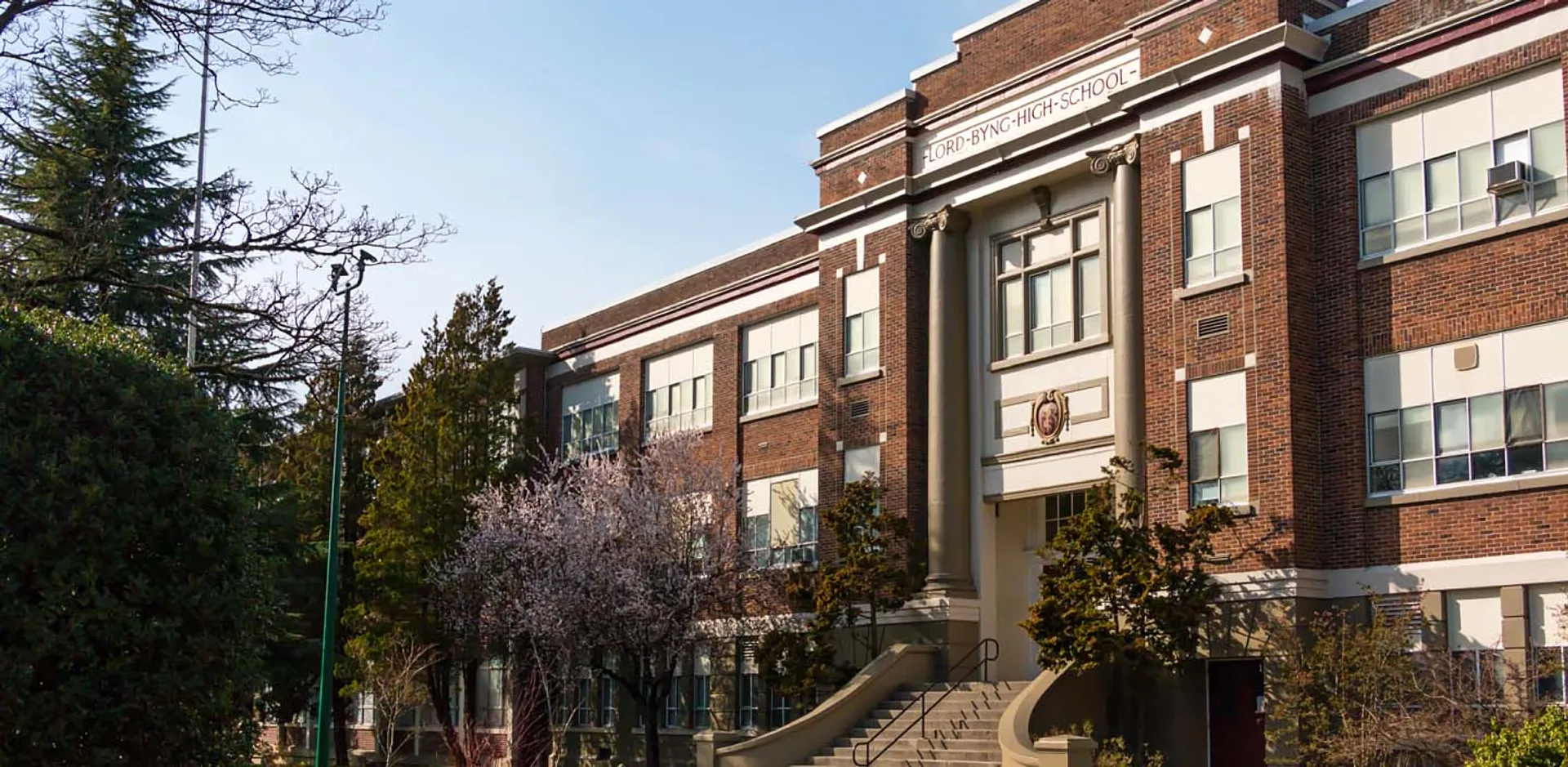 L'edificio in mattoni a più piani della Lord Byng Secondary School è circondato da alberi e aree verdi.