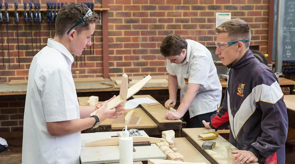 Studenti della Eastern Hills Senior High School lavorano insieme a un progetto in legno nel laboratorio.