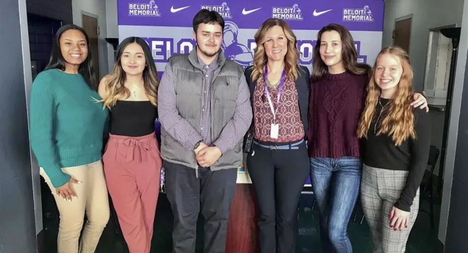 Studenti della Bernice McNaughton High School sono in piedi davanti a uno sfondo con il logo Nike e la scritta Believe in Personal.