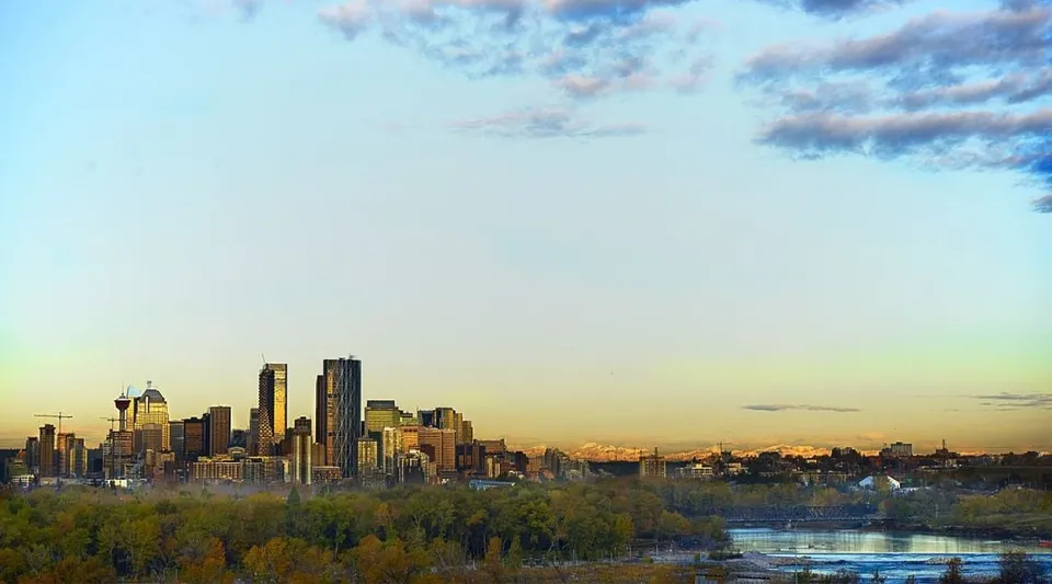Vista della città con grattacieli contro un cielo colorato nei pressi della Queen Elizabeth School.
