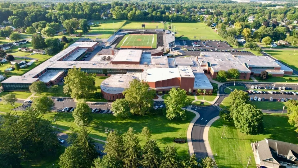 Vista aerea del campus della Milton District High School con gli edifici scolastici, il campo sportivo e le aree verdi.