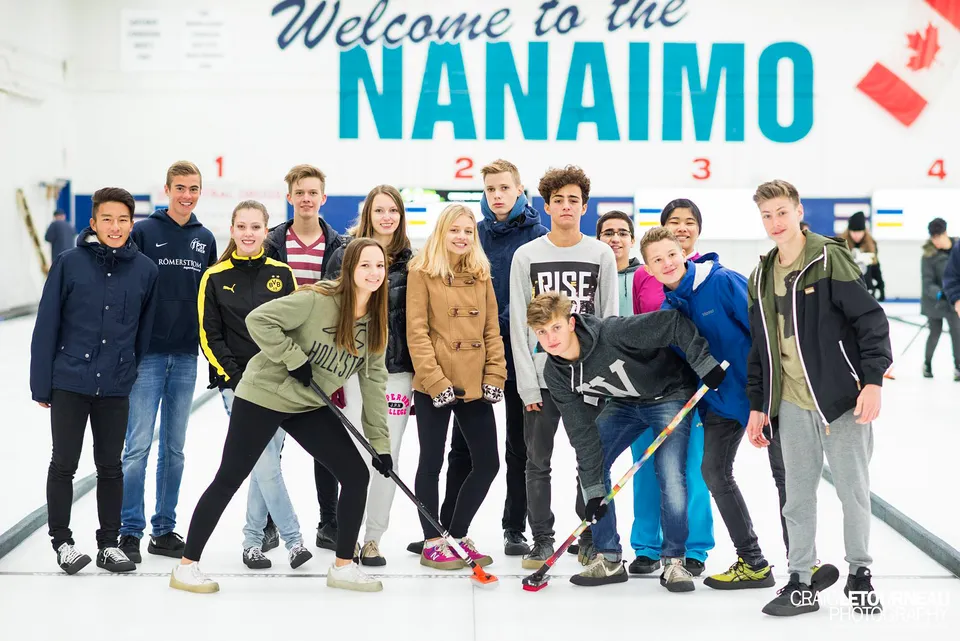 Studenti della Wellington Secondary School stanno insieme davanti alla grande scritta Nanaimo.