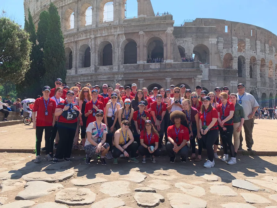 Un gruppo di studenti della Orillia Secondary School in posa davanti al Colosseo a Roma.