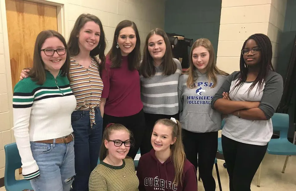 Un gruppo di studentesse sorride insieme nel campus della Mount Pearl Senior High School.