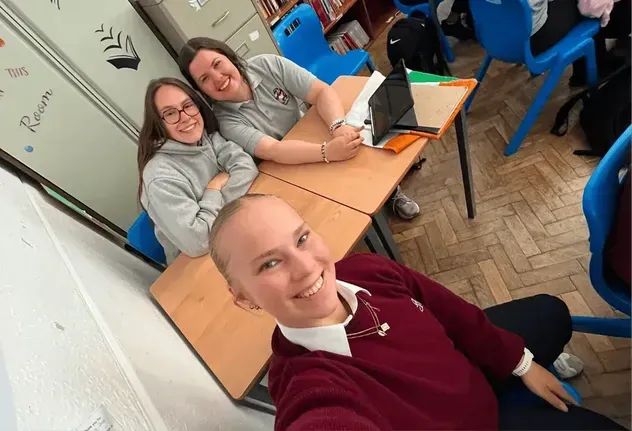Tres estudiantes se hacen un selfie en el aula en Irlanda
