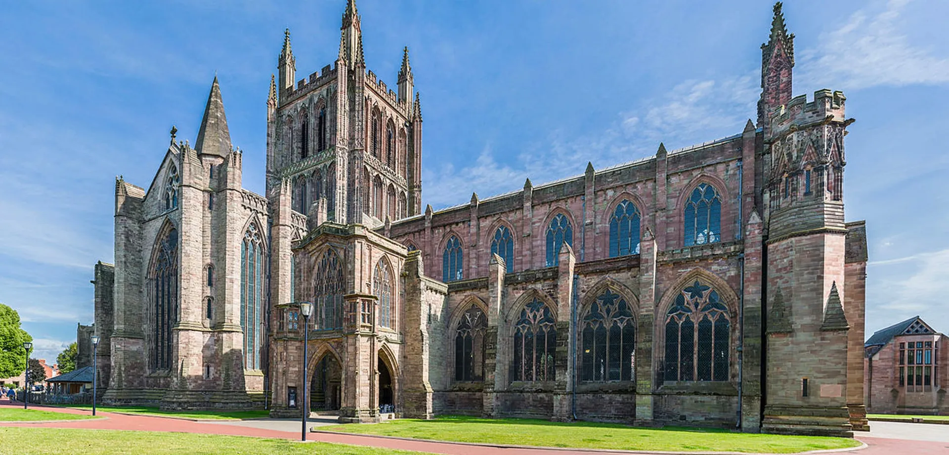 Una cattedrale gotica con guglie decorate e finestre ad arco si erge sul terreno della Hereford Cathedral School.