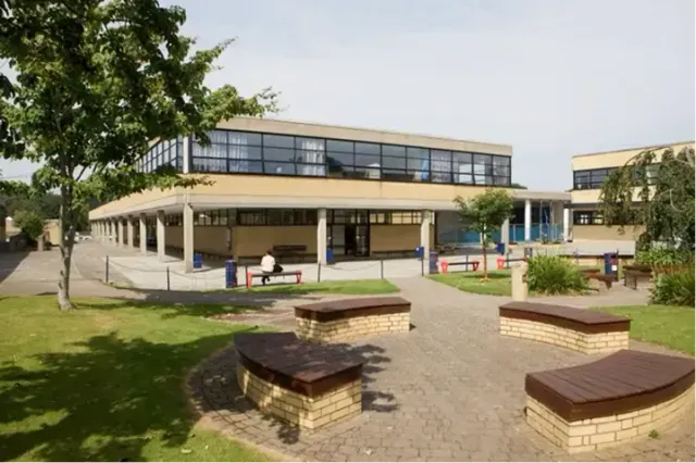 Edificio scolastico moderno a Limerick con cortile, panchine e prato
