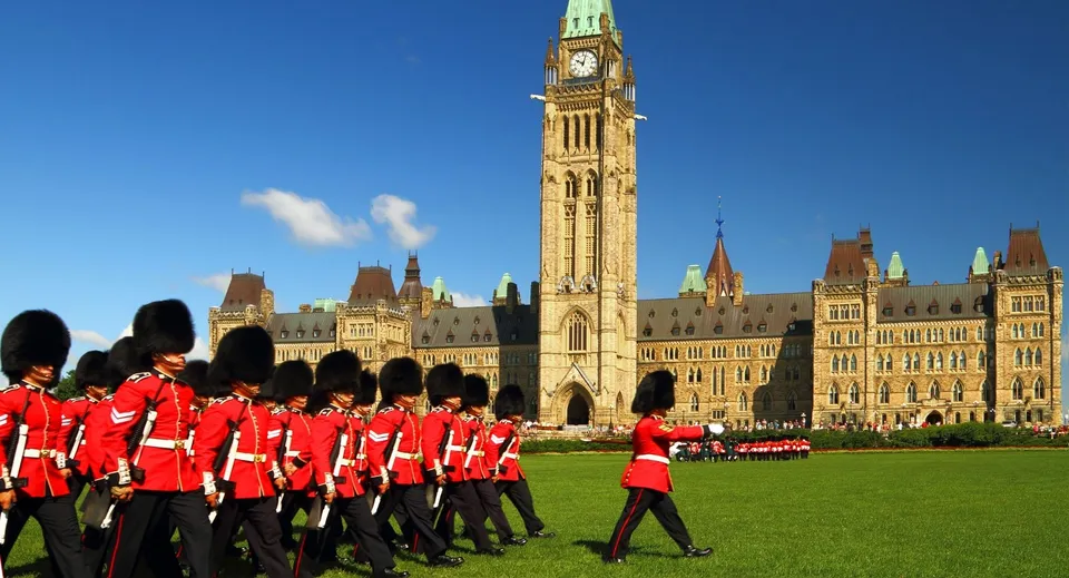Un gruppo della guardia reale britannica marcia davanti a Parliament Hill nella proprietà della St. Francis Xavier High School.
