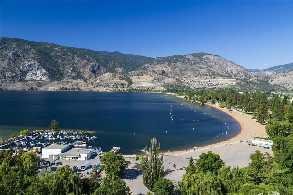 Vista su un lago con spiaggia di sabbia e porticciolo nel paesaggio vicino alla École Entre-Lacs.